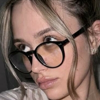 Абіґейл Гакслі Оголені