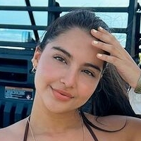 Александра Вільянуева Оголені