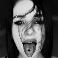 Еммі Камвме Оголені