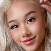 Белла Хайєс Оголені