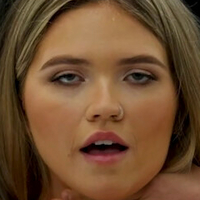 Велику груди торкають Оголені