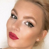 Еллі Лоусон Оголені