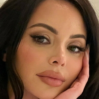 Емеліна Адамс Оголені