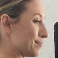 Емілі Джонс Оголені