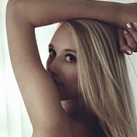 Жанет Ларсен Оголені