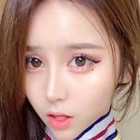 Лідія Юна Оголені